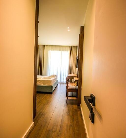 اتاق لوکس با بالکن و چشم‌انداز دریا, Hercules Sea View