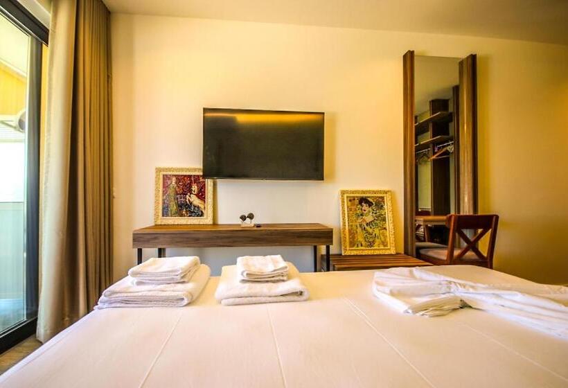 اتاق لوکس با بالکن و چشم‌انداز دریا, Hercules Sea View