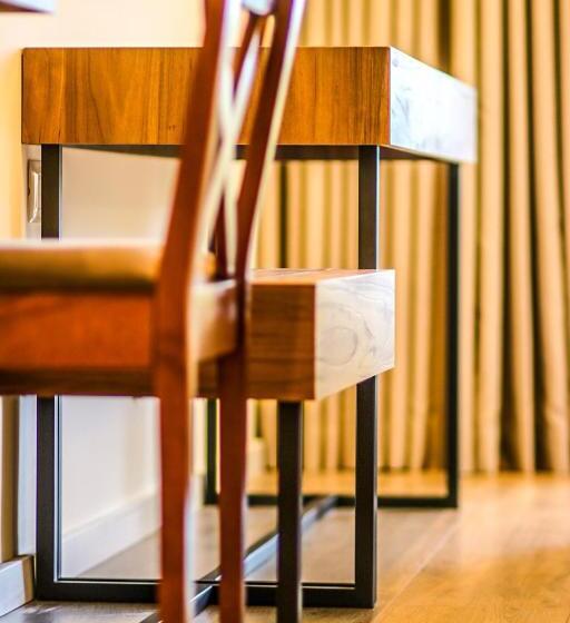 اتاق لوکس با بالکن و چشم‌انداز دریا, Hercules Sea View