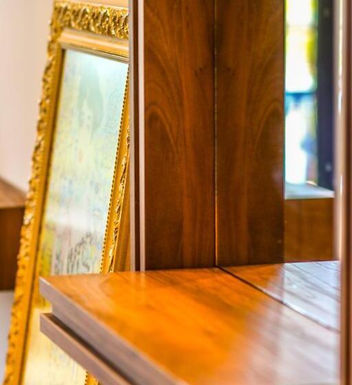 اتاق لوکس با بالکن و چشم‌انداز دریا, Hercules Sea View