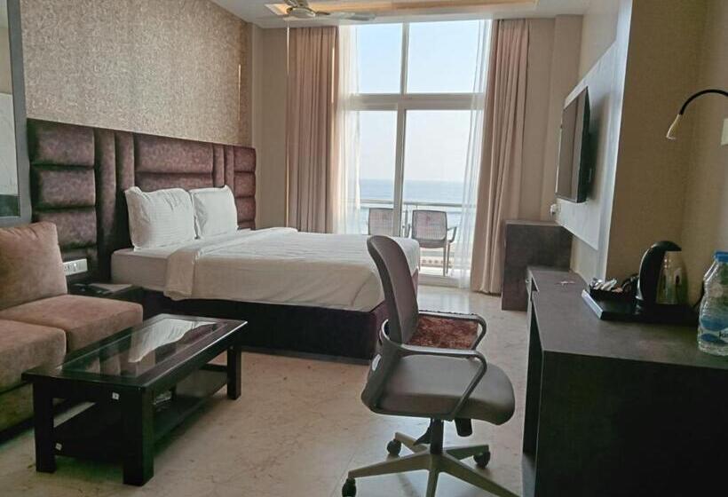اتاق استاندارد با تخت بزرگ, The Bay Suites Sea Facing Hotel  Right On The Golden Beach