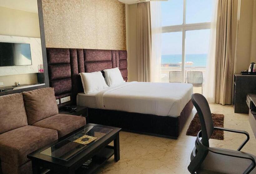 스탠다드 룸 킹사이즈 침대, The Bay Suites Sea Facing Hotel  Right On The Golden Beach
