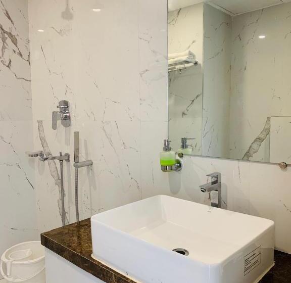 带大床的标准间, The Bay Suites Sea Facing Hotel  Right On The Golden Beach