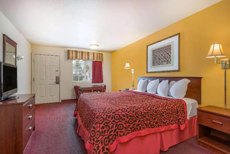キングサイズベッドのスタンダードルーム, Days Inn By Wyndham Andover