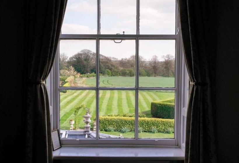 غرفة قياسية, Dovecliff Hall