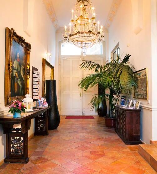 اتاق استاندارد, The Gate Garden