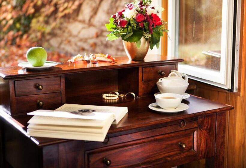 اتاق استاندارد, The Gate Garden