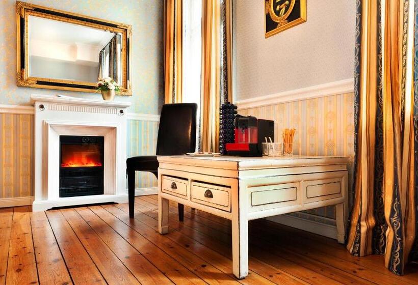 اتاق استاندارد, The Gate Garden