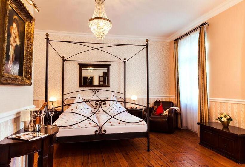 اتاق استاندارد, The Gate Garden