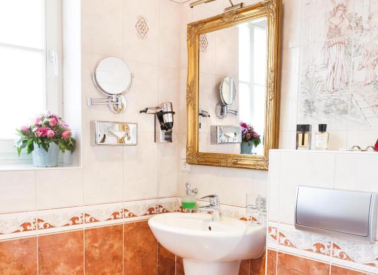 اتاق استاندارد, The Gate Garden