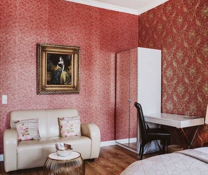 اتاق راحتی, The Gate Garden