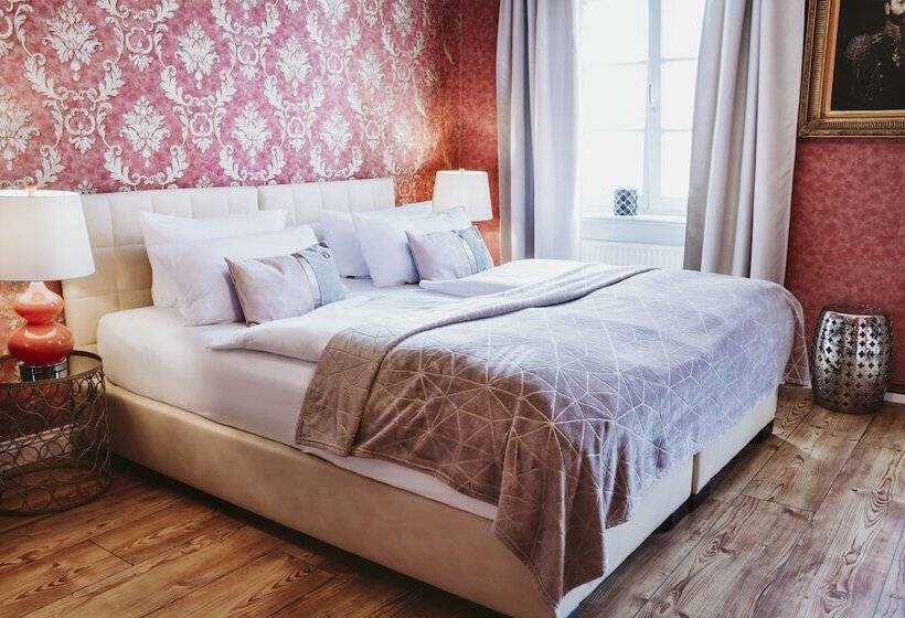 اتاق راحتی, The Gate Garden