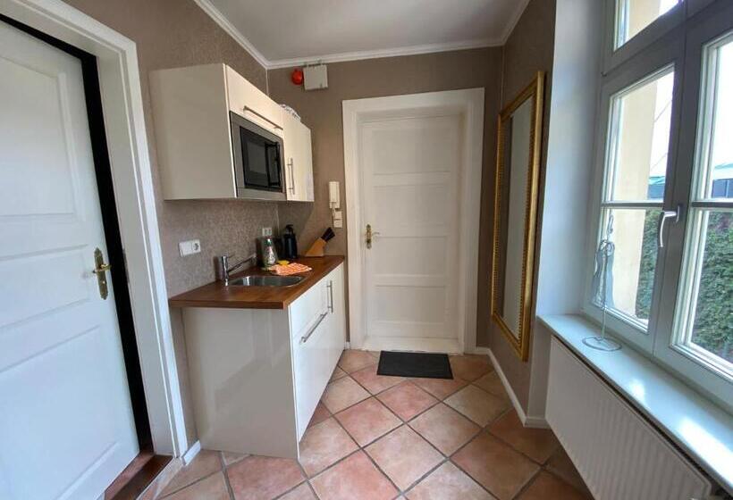 استودیوی استاندارد, The Gate Garden