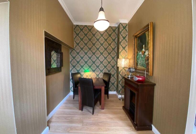 استودیوی استاندارد, The Gate Garden