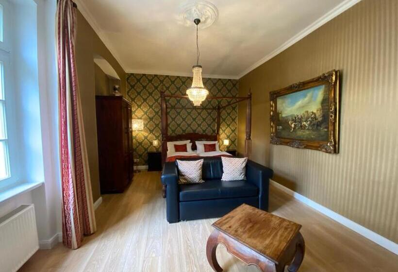 استودیوی استاندارد, The Gate Garden