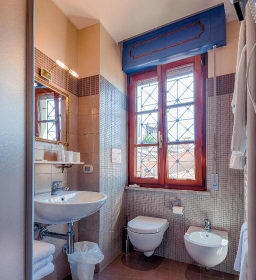 اتاق استاندارد سه نفره, La Grotta