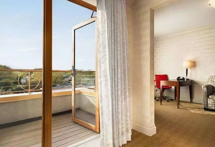 キングサイズベッドのスイートルーム, Viana Hotel And Spa, Trademark Collection By Wyndham