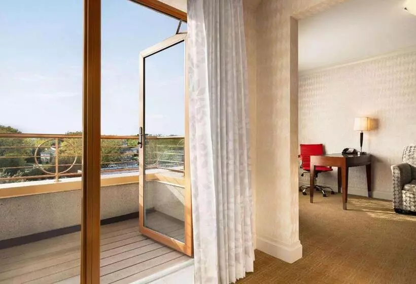 キングサイズベッドのスイートルーム, Viana Hotel And Spa, Trademark Collection By Wyndham