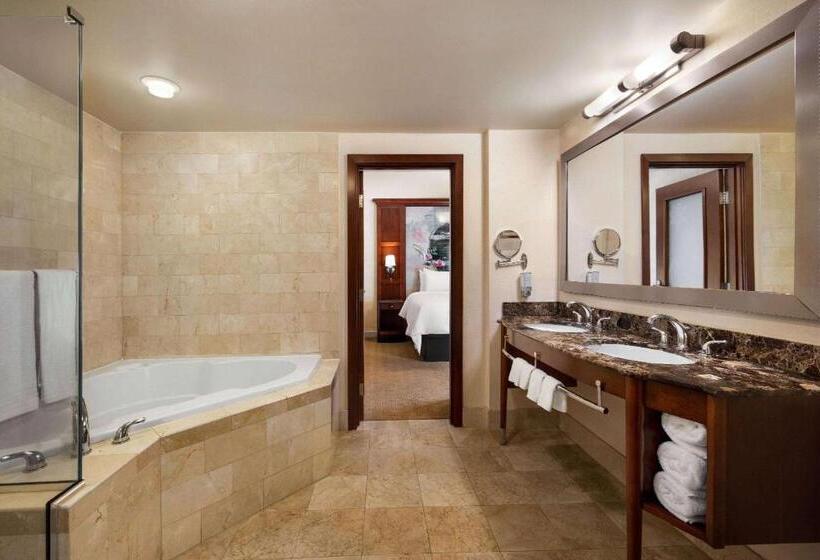 キングサイズベッドのスイートルーム, Viana Hotel And Spa, Trademark Collection By Wyndham