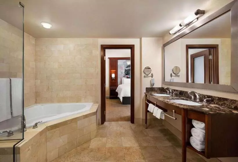 キングサイズベッドのスイートルーム, Viana Hotel And Spa, Trademark Collection By Wyndham