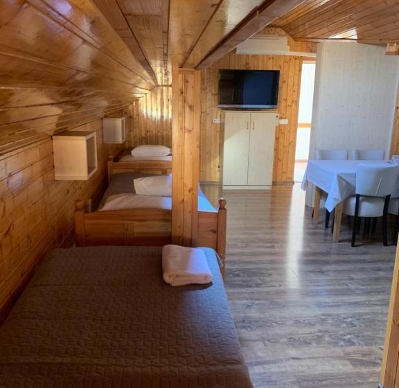 اتاق ساده سه‌ نفره, Nimród Hotel és ètterem