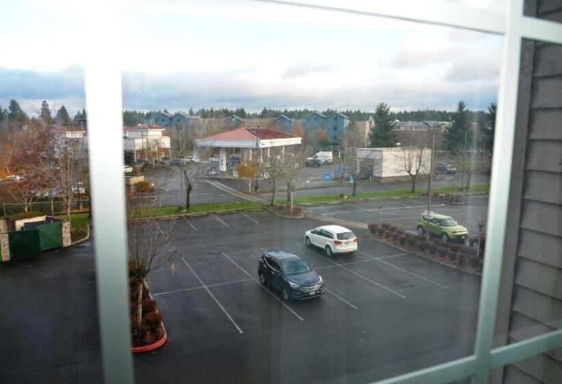 带大床的行政房间, Fairbridge Inn & Suites Dupont