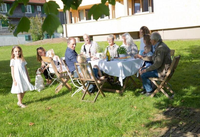 غرفة قياسية مطلة على الجبل, Schtûbat