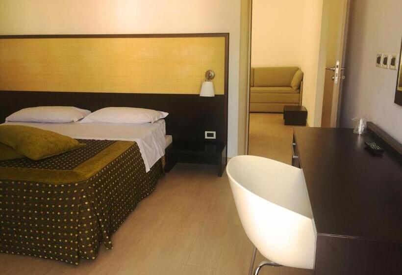 غرفة قياسية رباعية, Il Grillo