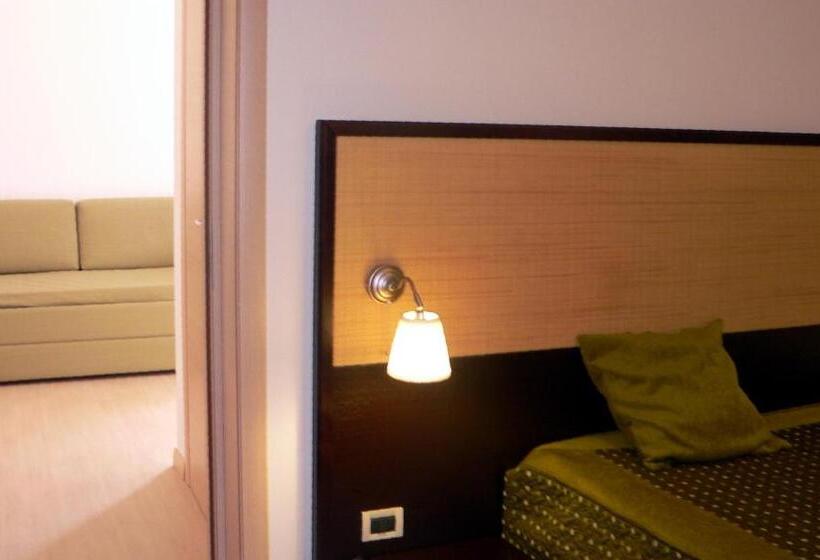 غرفة قياسية رباعية, Il Grillo