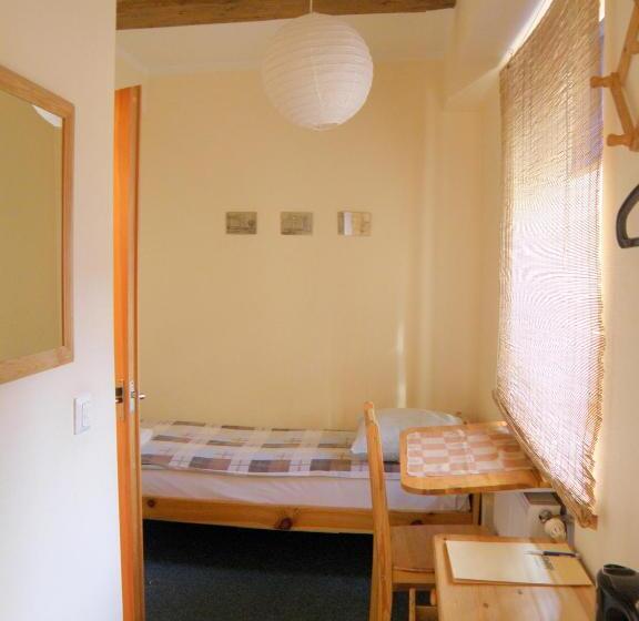 اتاق استاندارد یک نفره, Express Guest House