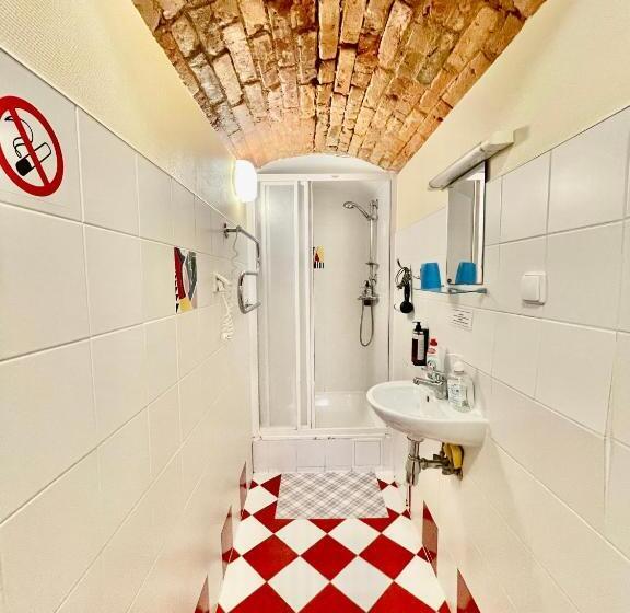 اتاق استاندارد یک نفره, Express Guest House