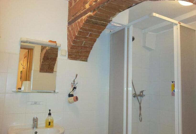 اتاق استاندارد سه تخته با سرویس بهداشتی مشترک, Express Guest House