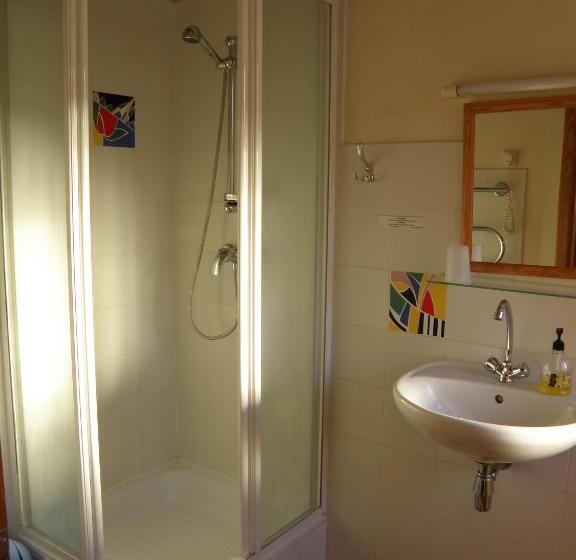 اتاق یک نفره پایه با سرویس بهداشتی مشترک, Express Guest House