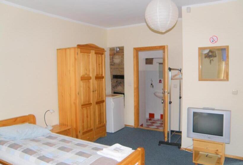 اتاق استاندارد سه نفره, Express Guest House