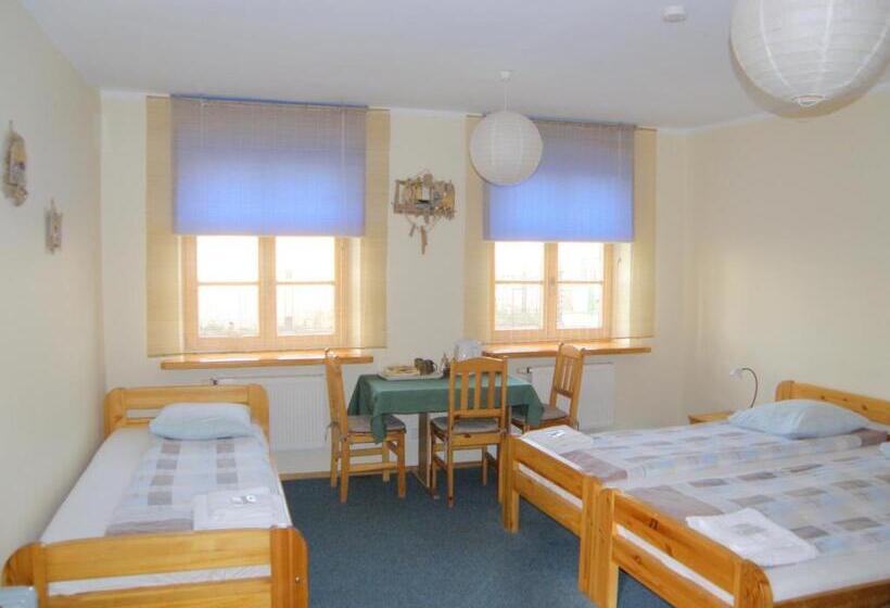 اتاق استاندارد سه نفره, Express Guest House