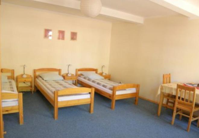 اتاق استاندارد سه نفره, Express Guest House