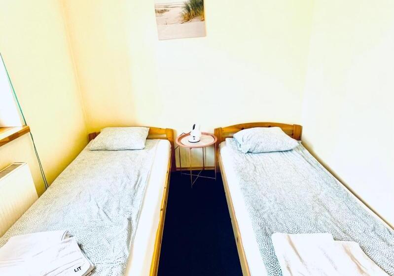 اتاق استاندارد چهار تخته, Express Guest House