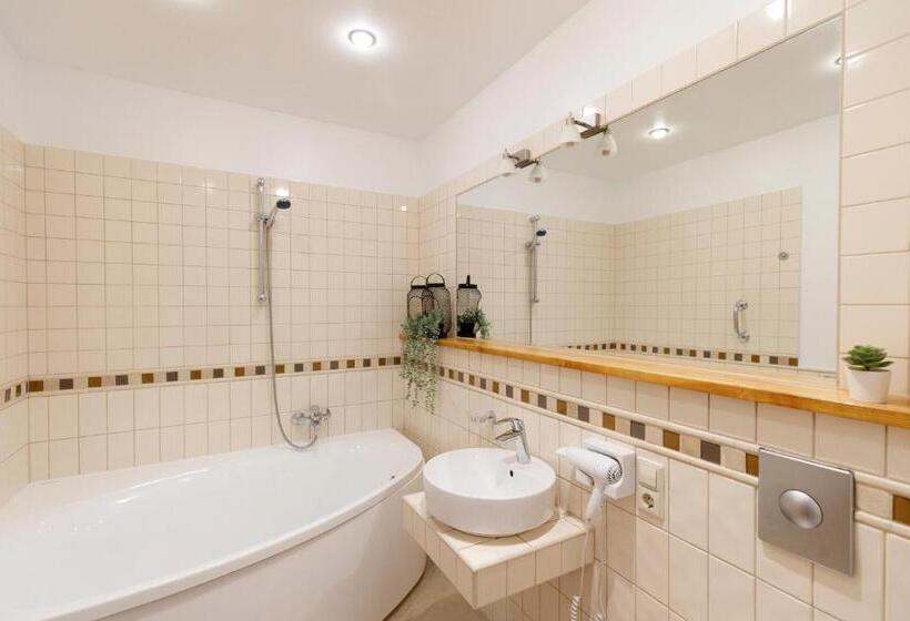 سوییت, Spa Hotel Ezeri