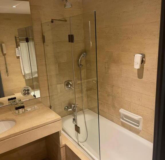 غرفة قياسية ثلاثية, Le Sully