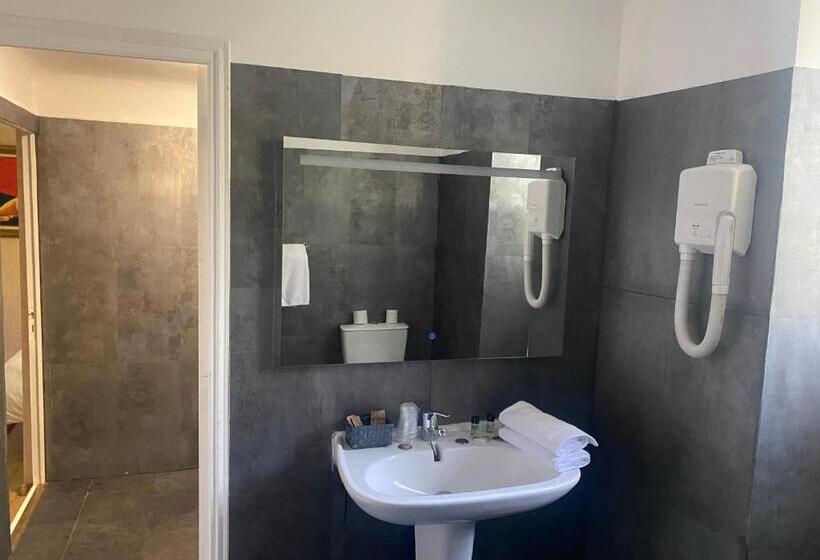 غرفة قياسية ثلاثية, Le Sully