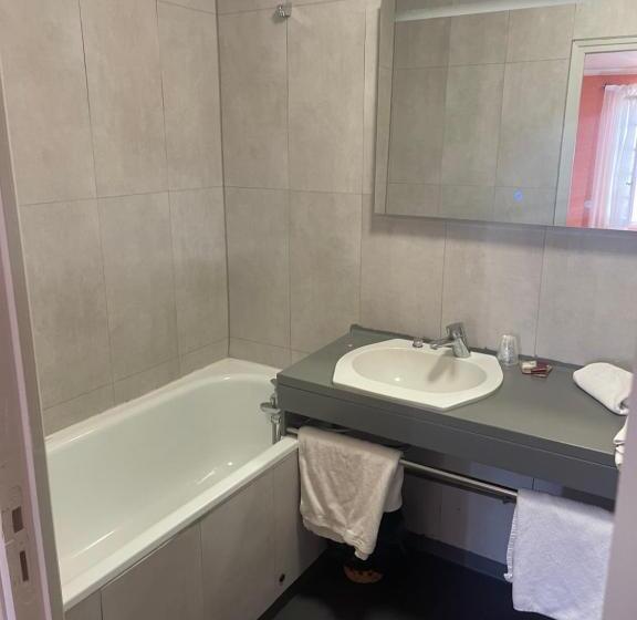 غرفة قياسية ثلاثية, Le Sully