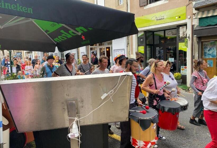 غرفة قياسية رباعية, Le Sully