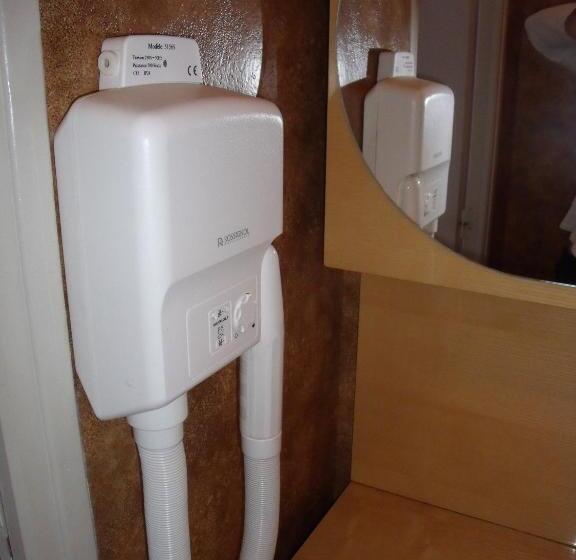 غرفة قياسية رباعية, Le Sully