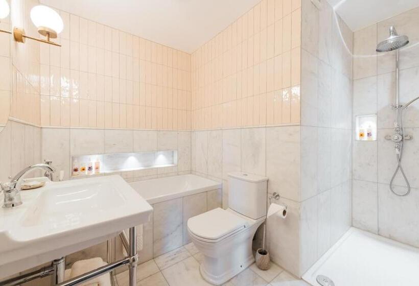 غرفة ديلوكس سرير كينج, The Farmhouse At Redcoats