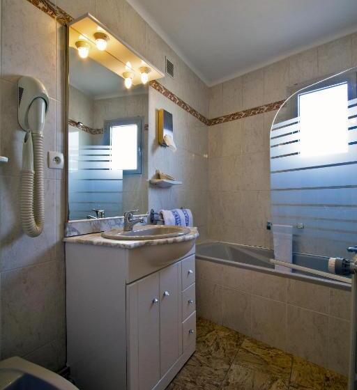 غرفة قياسية ثلاثية, Logis Hotel Restaurant Planes