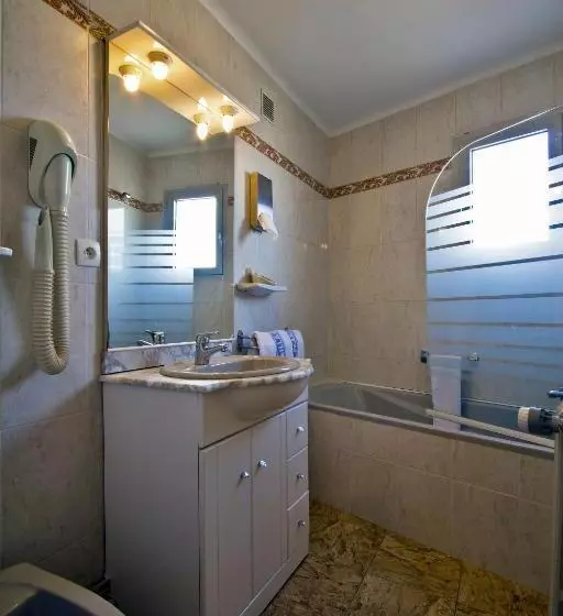 Standard Triple Room, Logis Hotel Restaurant Planes
