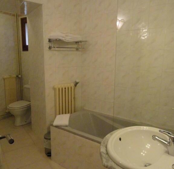 غرفة قياسية رباعية, Logis Hotel Restaurant Planes