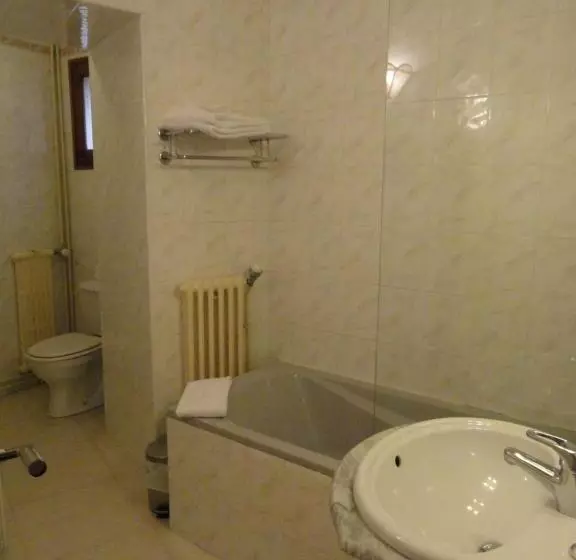 Standard Quadruple Room, Logis Hotel Restaurant Planes