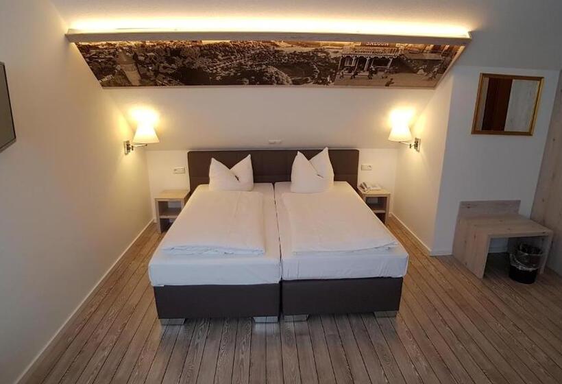 חדר משפחתי, Residence