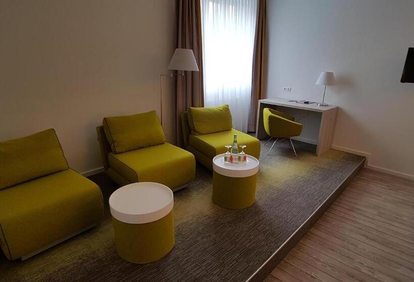 חדר משפחתי, Residence